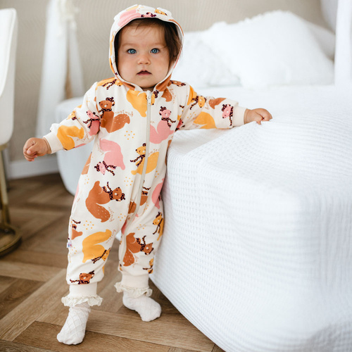Дитячий комбінезон Eevi Fluffy Tails – Екрю, дресовий, з капюшоном і осіннім принтом
